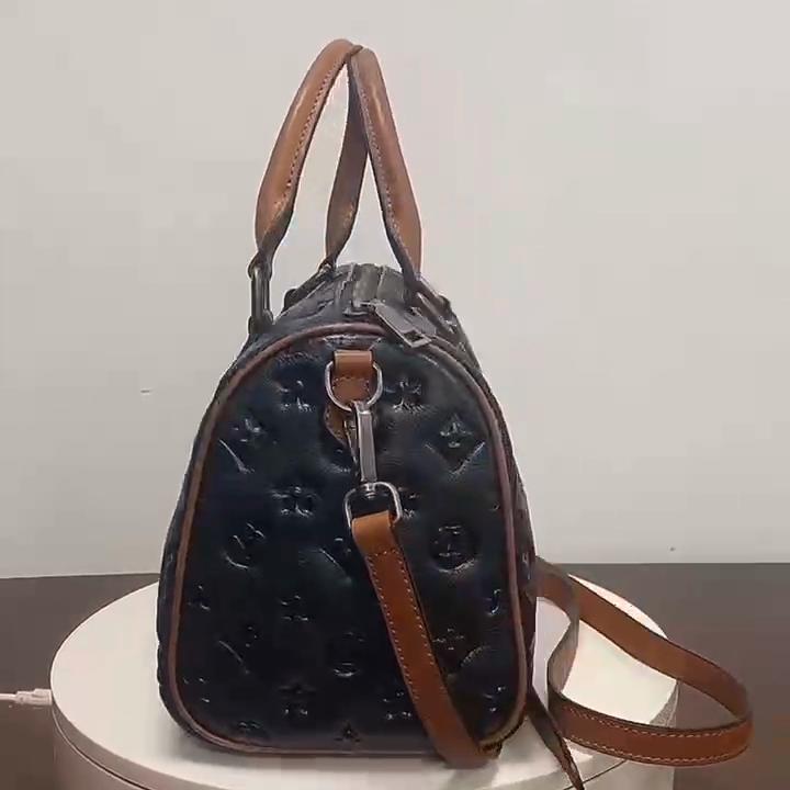 Tote Large Capacity Embossed Shoulder Straddle Vintage Tote Bag