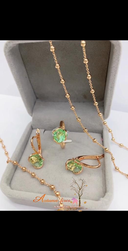 PATAYA Комплект из сережек и колец с инкрустированным зеленым искусственным цирконием розового золота