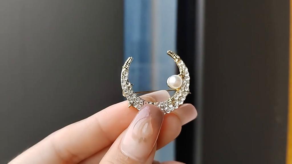 Fashion Design Sense Flash Diamond Moon Pearl Brooch Clothing Accessories Fashion Temperament Personality Accessories