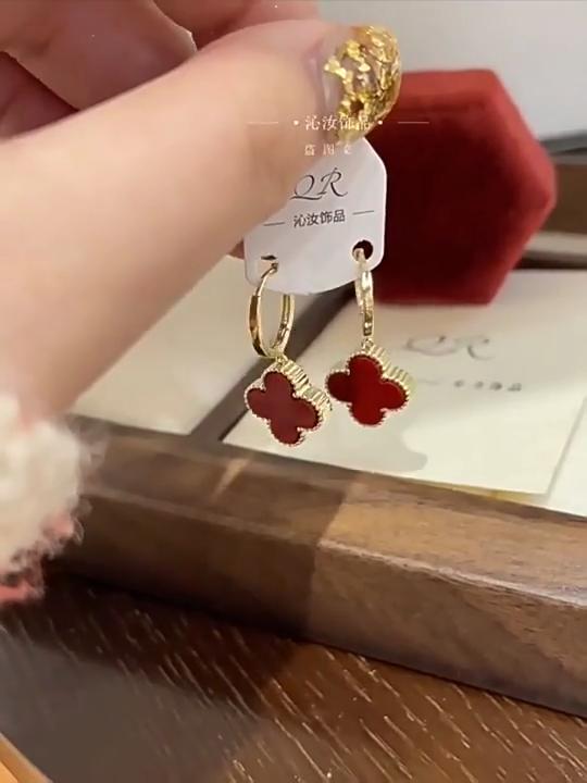 Red Four-Leaf Clover Earrings Buckle Niche Lightweight Luxury Versatile Design Earrings Net Red Temperament Women's Earrings