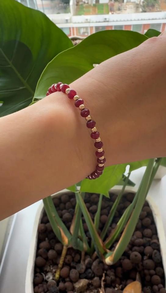 Рубиновый браслет с золотыми бусинами из розового золота или стерлингового серебра