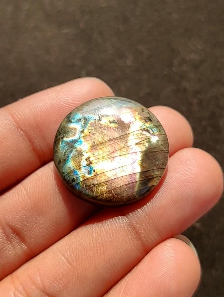 Круглый драгоценный камень-кабошон из разноцветного огненно-фиолетового лабрадорита, 38,15 карата, размер 21x5 мм.