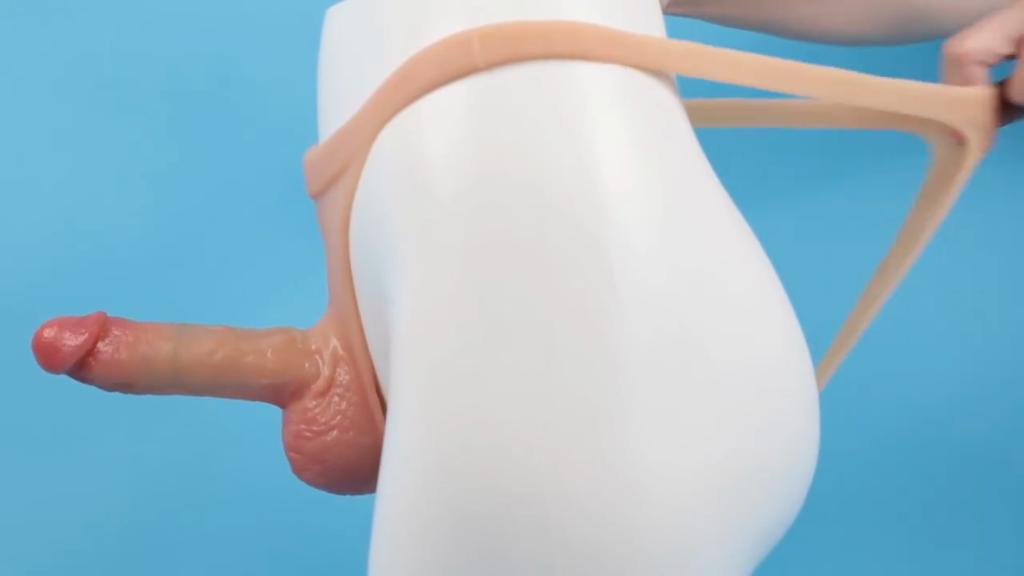 Реалистичный полый силиконовый накладной дилдо с эластичными трусиками Т-образного кроя для пар