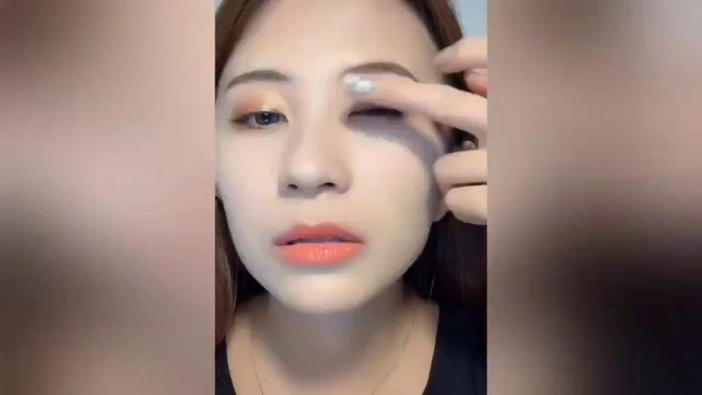 Two-tone High Light Eyeshadow Palette Natural Contouring Brightening Pearl Glitter Earth Color Long-lasting Waterproof and Non-smudding Student