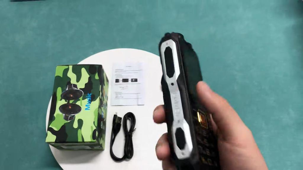 YEEMI Q8-1 2.4inch Screen 4G Button Phone Dual SIM Card Dual Flashlight One Click SOS Mp3 Mp4 FM 3000mAh Big Battery Big Button Mobile Phone