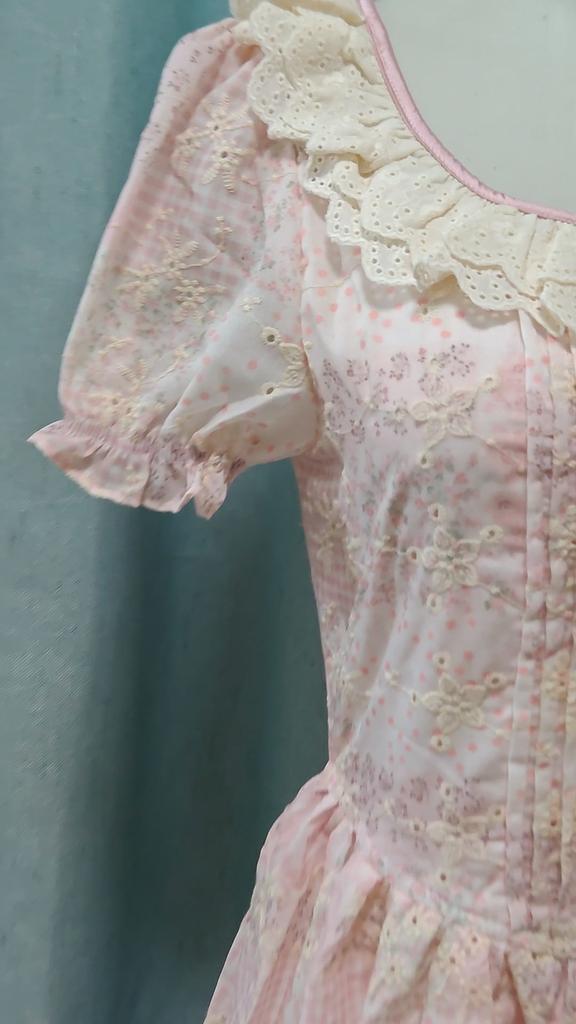 Летнее женское платье миди в стиле « Prairie Chic » (Кантри-шик), с квадратным вырезом, кружевной аппликацией, вырезами, розовой вышивкой, женственные, милые платья