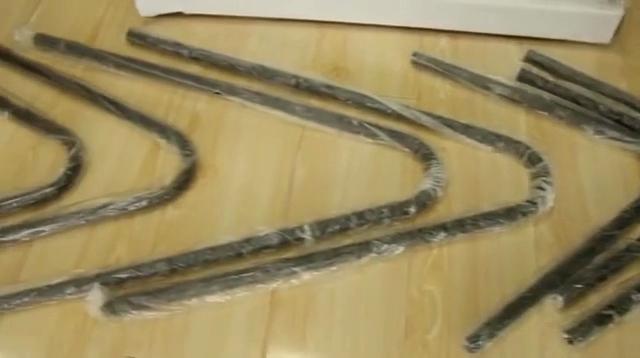 Зеленое кожаное кресло-бабочка с черной подставкой — натуральная кожа цвета желтой кожи и полностью удобное кожаное кресло с подлокотниками