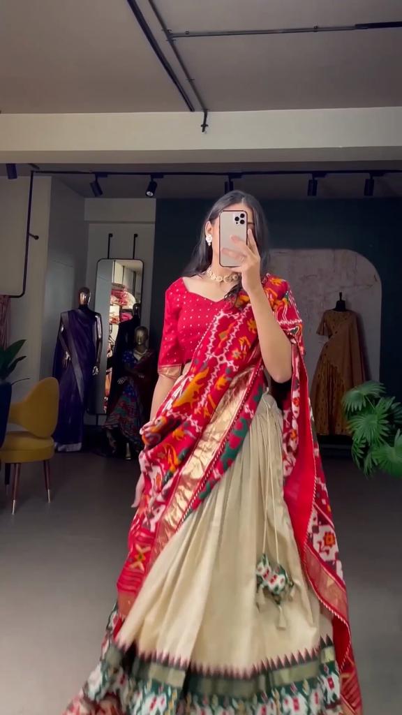 Лехенга Чоли Представляем идеально сбалансированную лехенгу из шелка туссар для праздничного сезона, чтобы очаровать ваш образ.