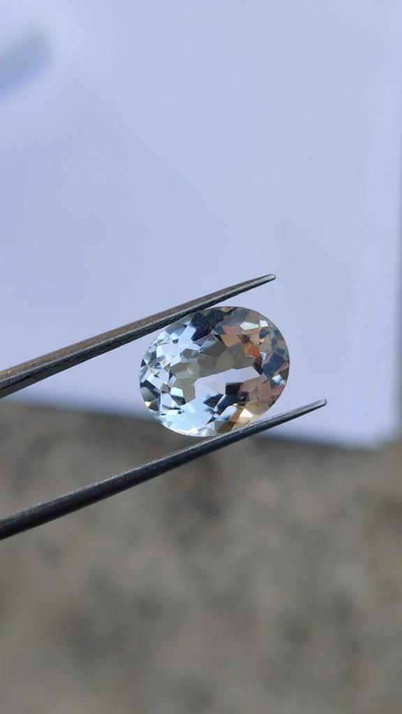 Натуральный кристалл овальной огранки, 5 карат, размер 11x9x6 мм.