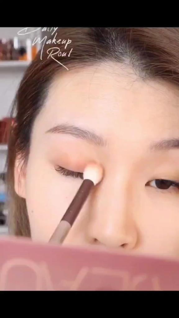 Eighteen Color Desert Eyeshadow Tray Matte Pearlescent Refinish Glitter Lasting Waterproof and Sweat Resistant Student Makeup Beauty Products