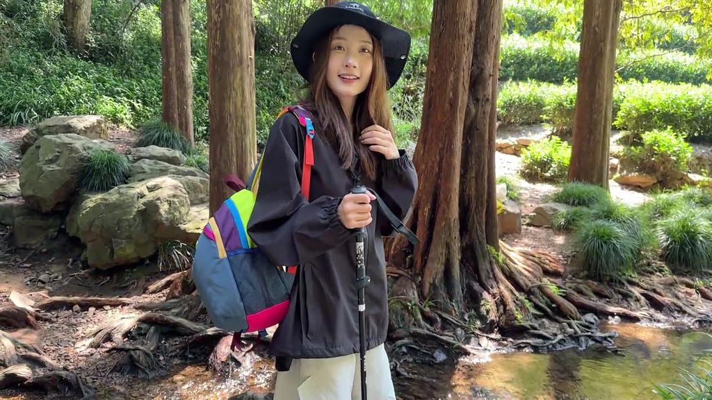 Outdoor Mountaineering Colorful Backpack Women's Lightweight Travel Backpack Student Riding Sports Bag