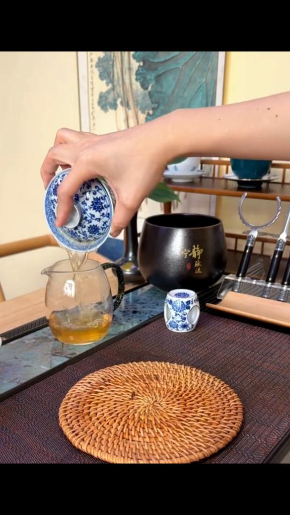 357 г Юньнань Мэнхай Весенний Пуэр Сырые чайные лепешки Пуэр Зеленый чай Польза для здоровья