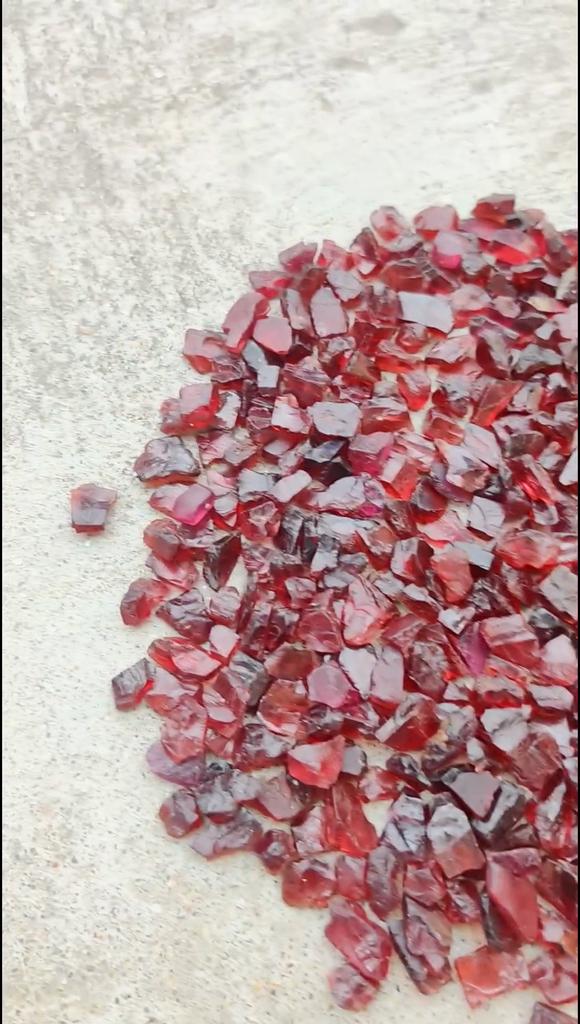 Необработанный красный гранат, природный необработанный гранат, необработанный камень красного граната, необработанный гранат, необработанный необработанный красный гранат для ювелирных изделий.