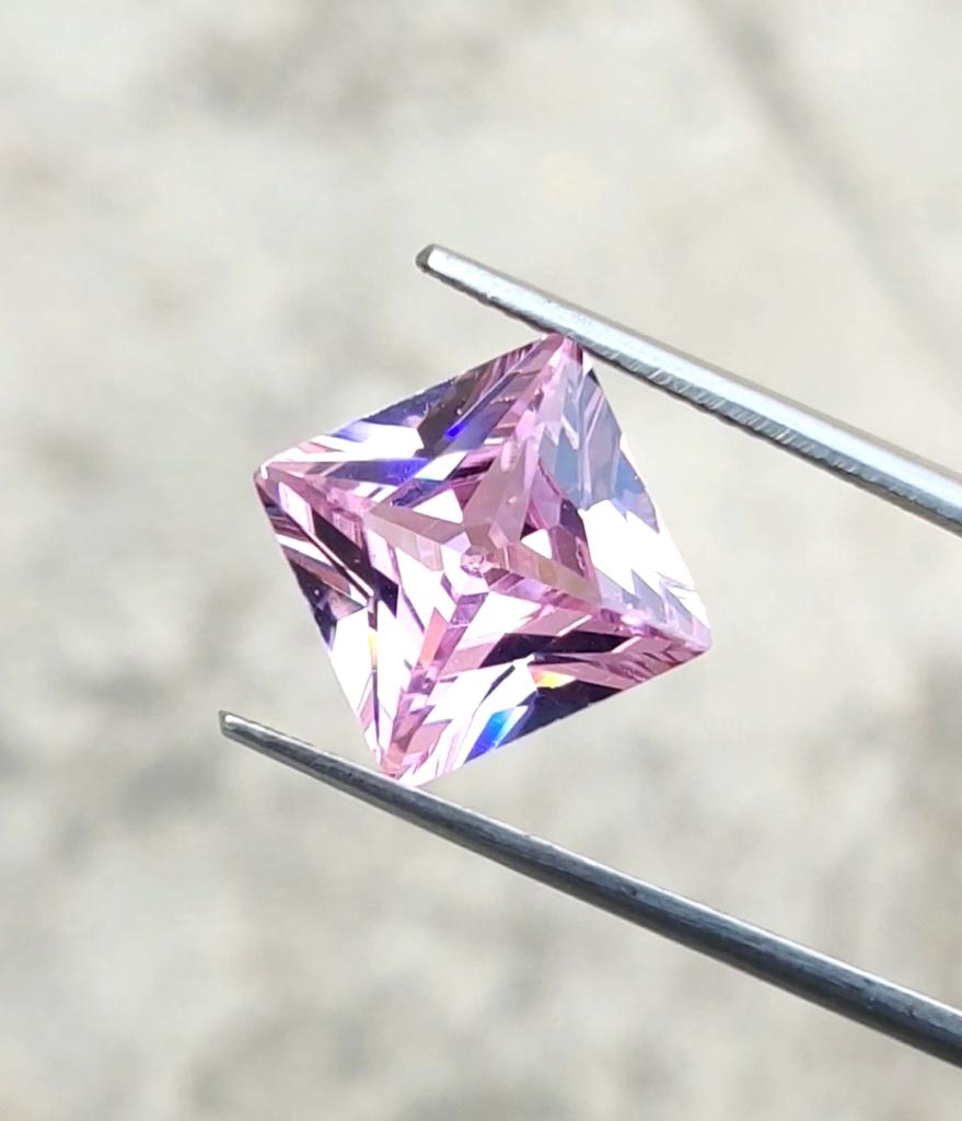 Циркон квадратной формы натурального розового цвета огранки «Принцесса», лот из циркона квадратной формы.