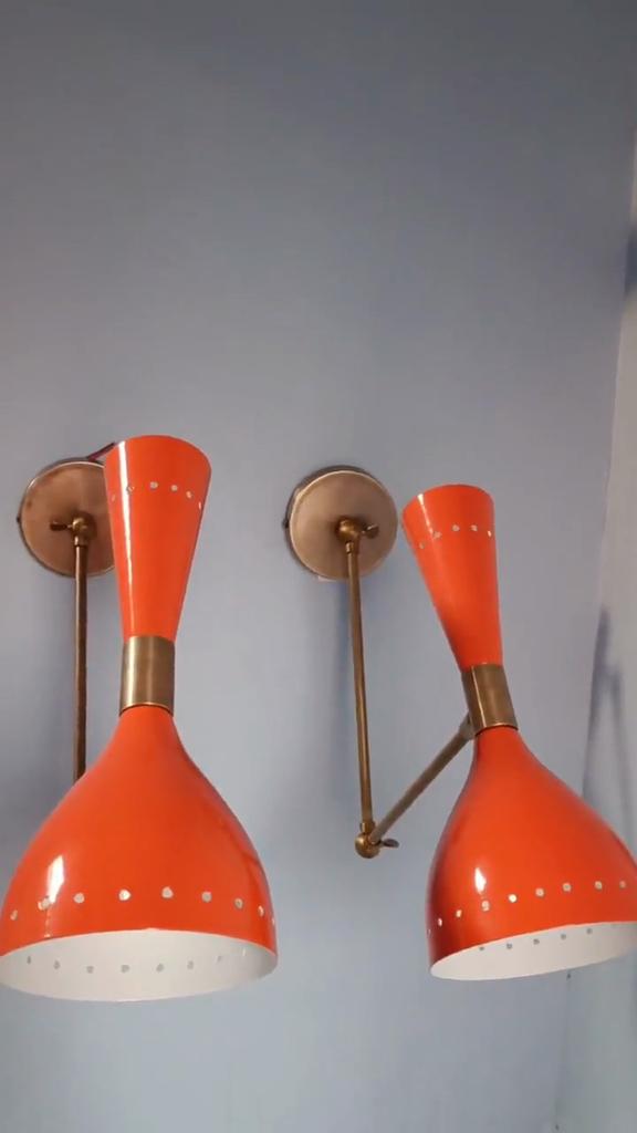 Пара оранжевых настенных светильников-диаболо: Итальянские латунные лампы для чтения середины века
