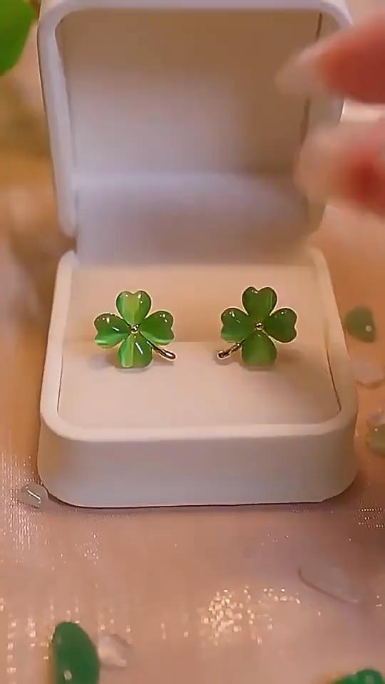 High-Quality Green Four Leaf Clover Earrings Wholesale New Fresh Sweet Earrings Cat's Eye Stone Earrings Bone Nail