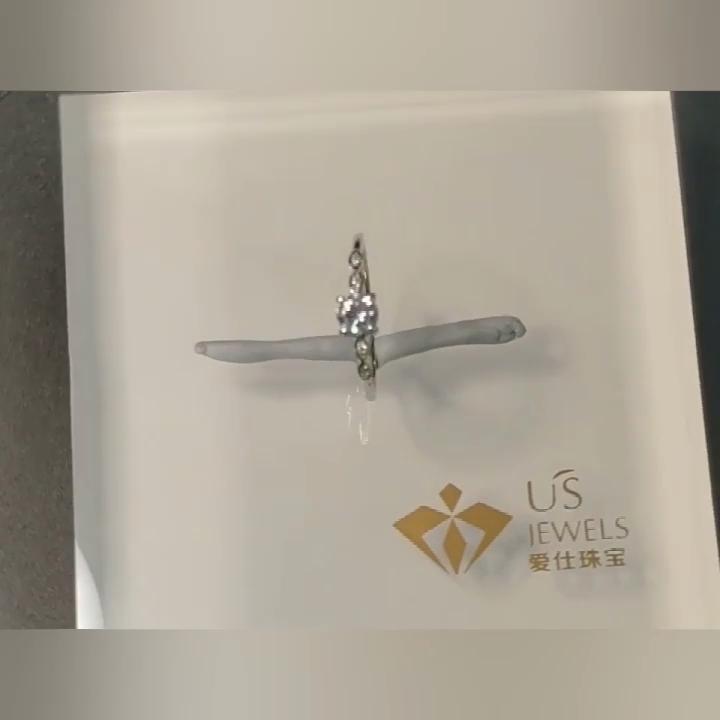 Женское кольцо из циркония с камнем