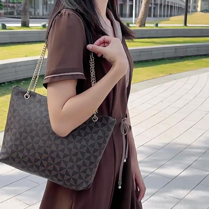Женская сумка-тоут Cozy Up с геометрическим принтом и блестящей декоративной цепочкой через плечо