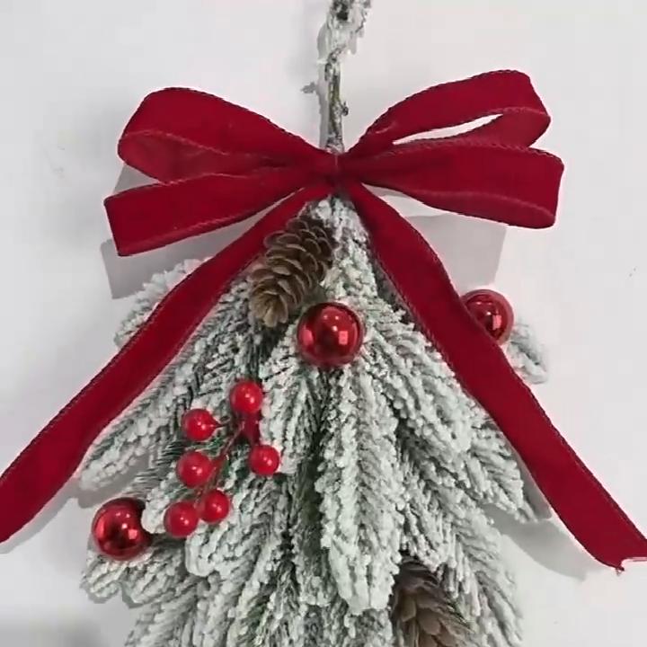 Рождественский ornament в ретро-стиле, пушистая гирлянда-капля для входной двери, искусственная сосна с гирляндой-перилами красной лестницы, ягоды, бархатный бант,