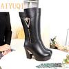 Бренд AIYUQI.Женские зимние сапоги из натуральной кожи с меховой подкладкой внутри на застежке молнии на тостой подошве и высоком толстом каблуке. Длина по колено. Цвет:Черный. Размеры:35,36,37,38,39,40