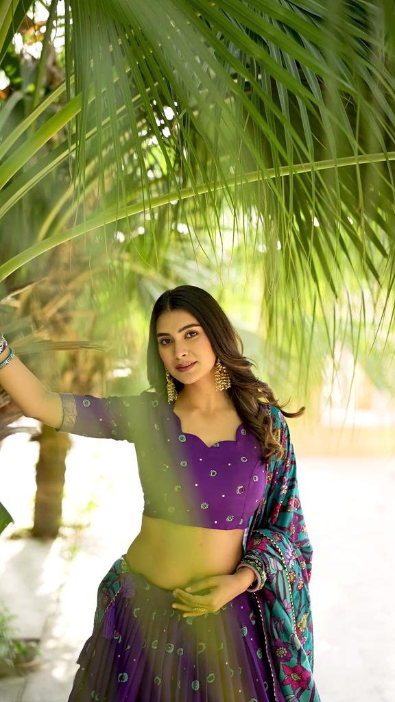 Наполните свой гардероб южной грацией — Лехенга-чоли из шелка тасар с принтом Каламкари и изысканной каймой из фольги.