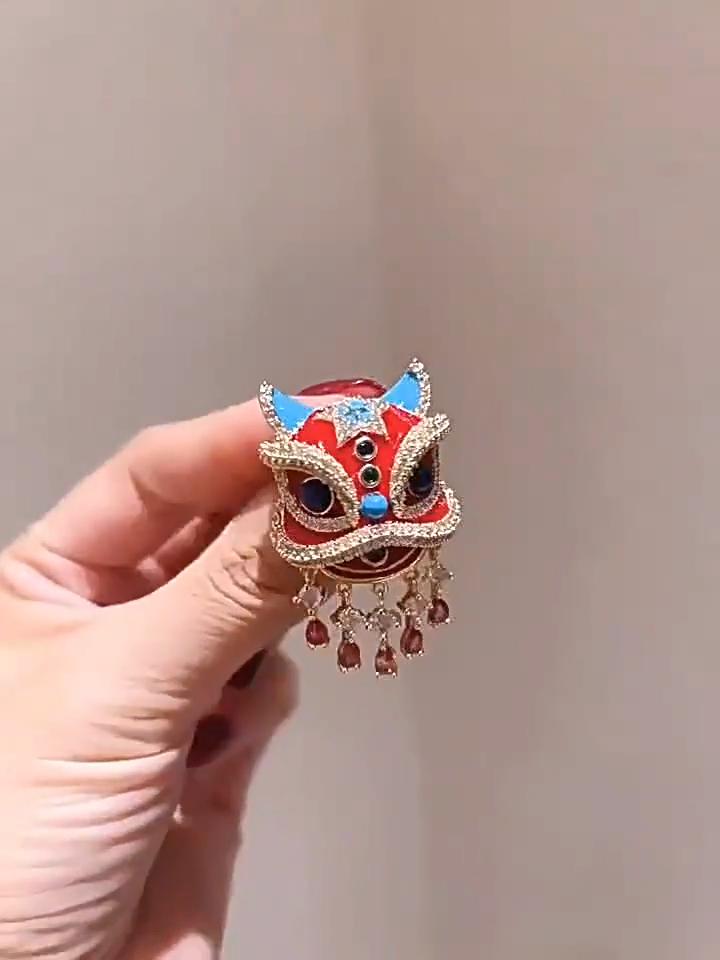 Яркая брошь-булавка 'Танцующий лев' из красной эмали, дизайн в стиле китайского традиционного народного искусства, аксессуар-значок для фестивалей и праздников