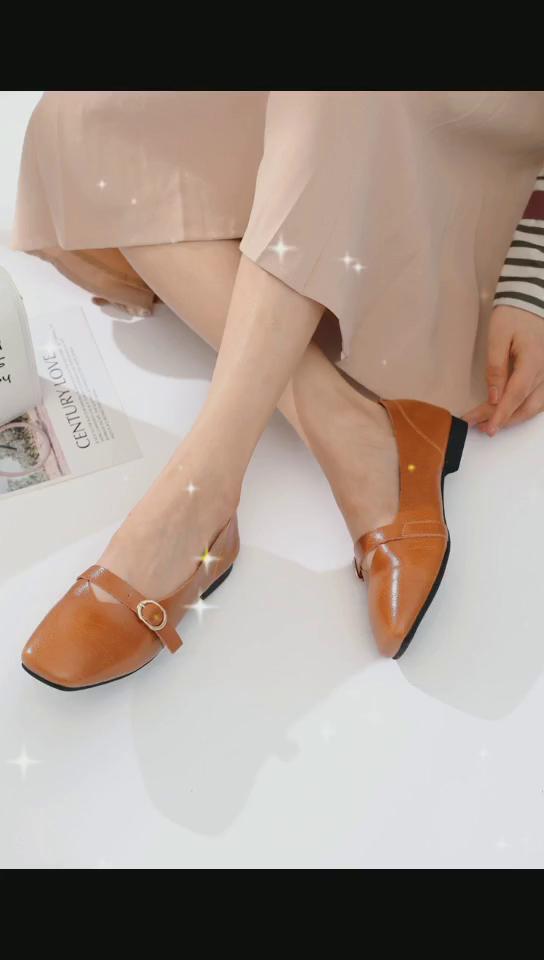 Женские туфли с пряжкой на плоской подошве