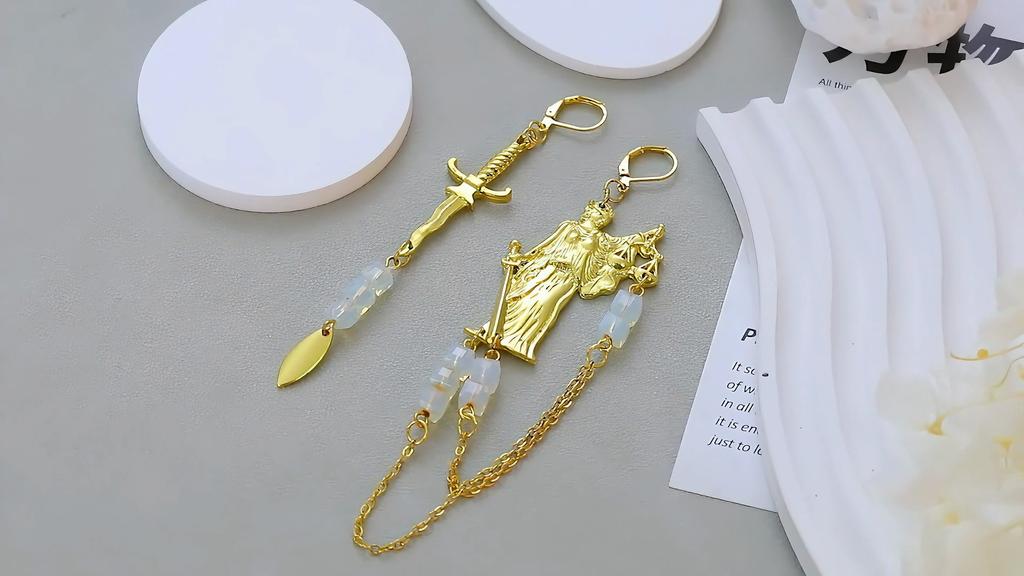 Асимметричные серьги-подвески «Леди Правосудие и Меч», позолоченные, с хрустальными бусинами, с цепочкой