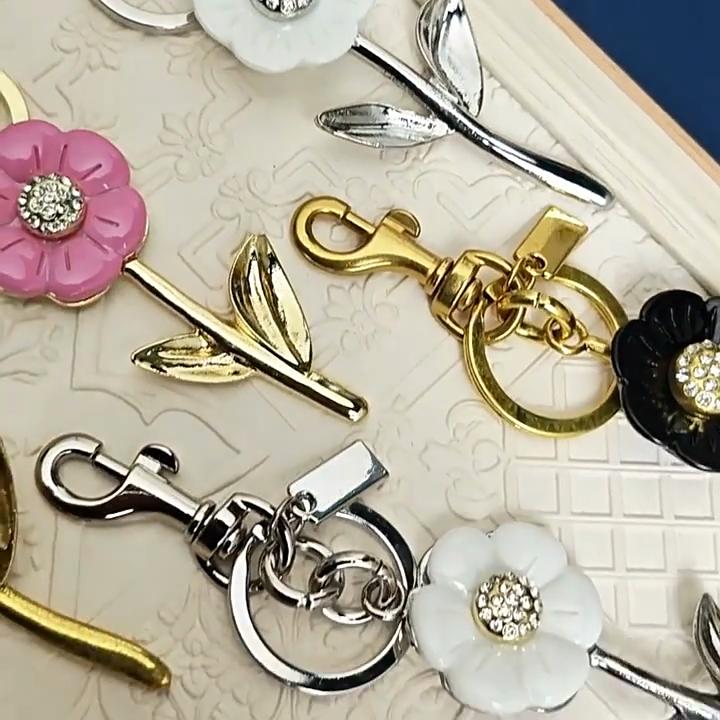 Стильный брелок-подвеска в виде ромашки со стразами для модных сумок и в качестве подарка
