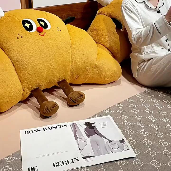 Мультяшная подушка в форме круассана с плюшевым чехлом для кровати, дивана, гостиной