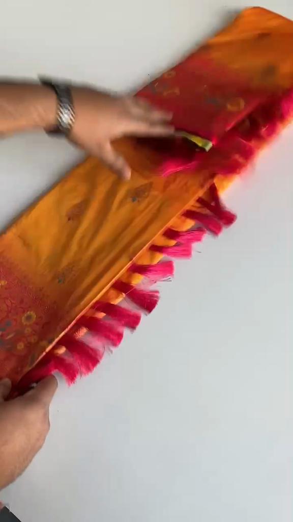 Сари из шелка Paithani с уникальными павлиньими мотивами и узором минакари, с контрастным паллу и дизайнерской контрастной каймой. С кисточками.