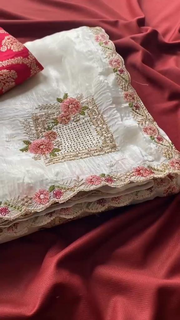 Сари из чистого мятого бумажного шелка. Красивая цветочная вышивка по всему изделию.