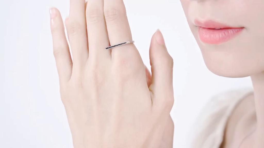 Большие овальные серьги-кольца черного и серебристого цвета со сверкающими акцентами