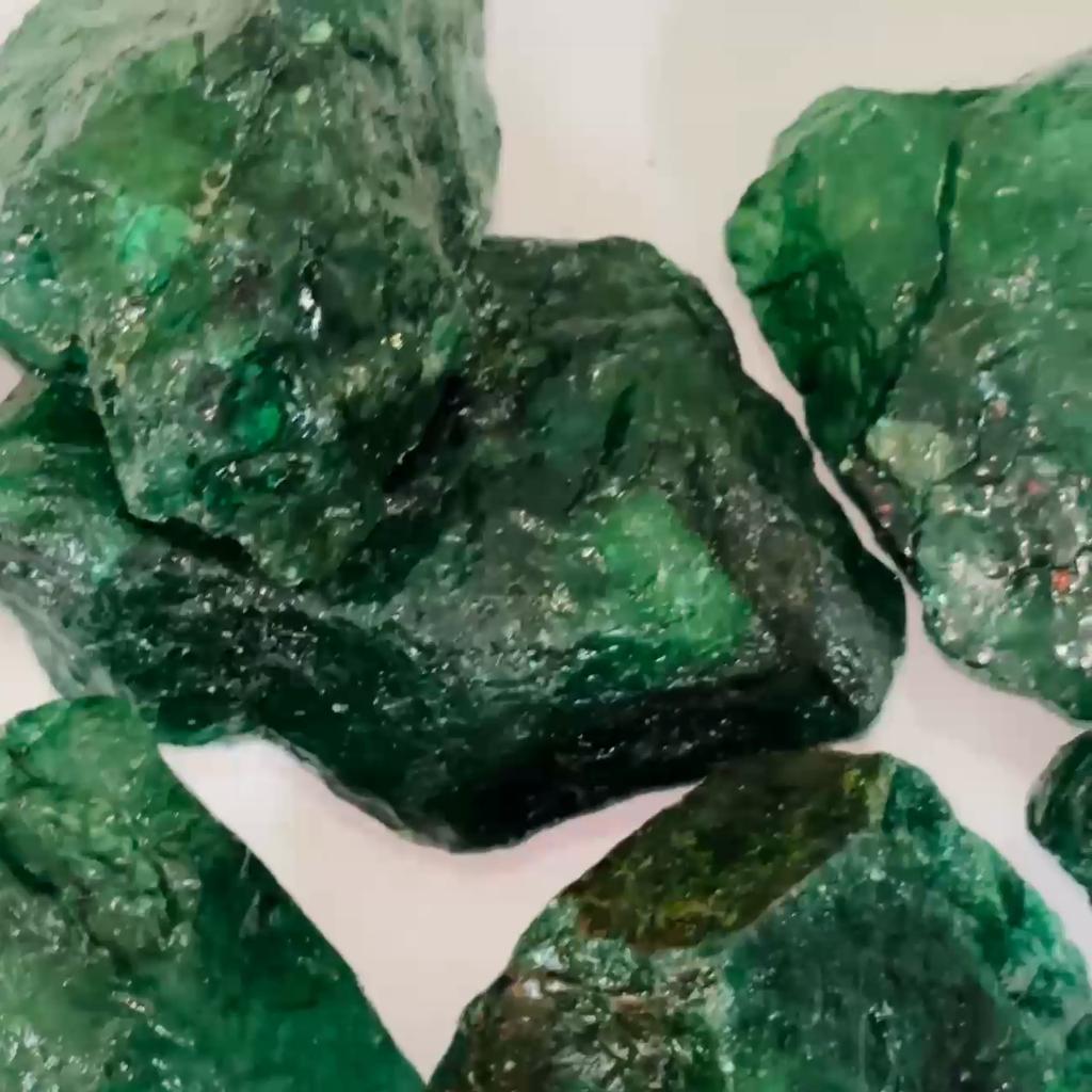 Натуральный Необработанный Сырой Зеленый Изумруд 4500 Карат СЕРТИФИЦИРОВАННЫЙ Россыпной Драгоценный Камень