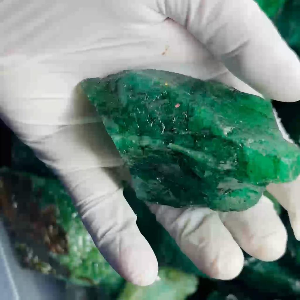 Natural Green Emerald Loose Gemstone 77 ct Uncut Rough for Lapidary and Gem Collections
