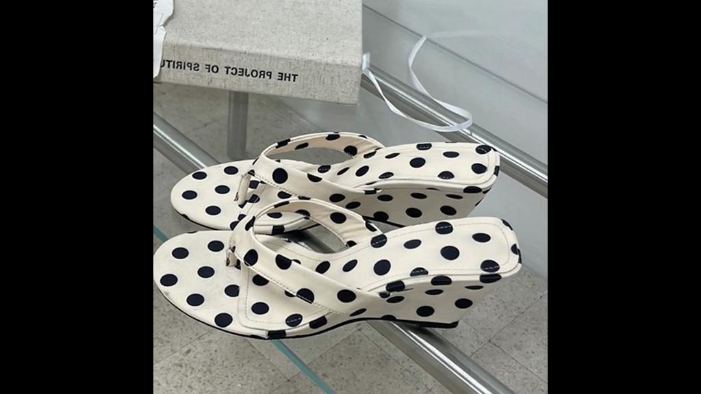 Pesstwei Дизайнерские босоножки на танкетке в горошек, женские шлепанцы на высоком каблуке 2026, летние шлепанцы с открытым носком, женская обувь