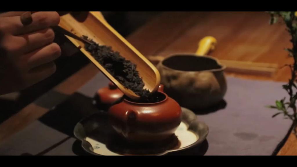 2018 Menghai TAETEA Small DRAGON PILLAR Дайи Чайный торт Пуэр 357г Спелый пуэр 1801