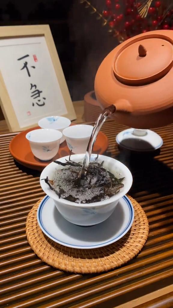 500g Yunnan Dian Hong Black Tea Old Tree Golden Needle Straight Strip Cooked Tea