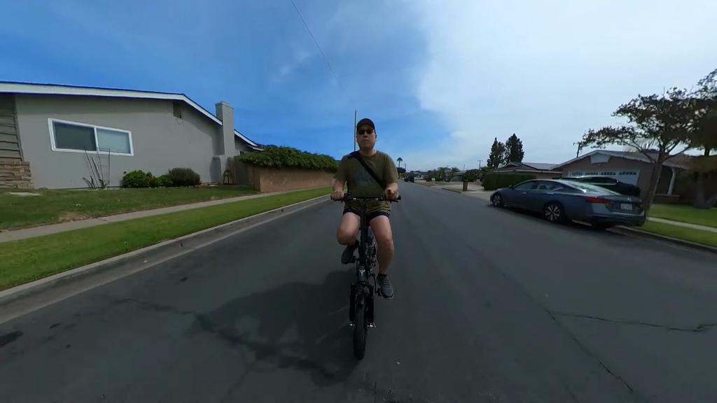 Engwe Электровелосипед T14 с двигателем 250 Вт и аккумулятором 48 В 10 Ач обеспечивает запас хода 55 км и скорость 25 км/ч, это компактный транспорт, созданный для городских улиц и повседневной свободы.