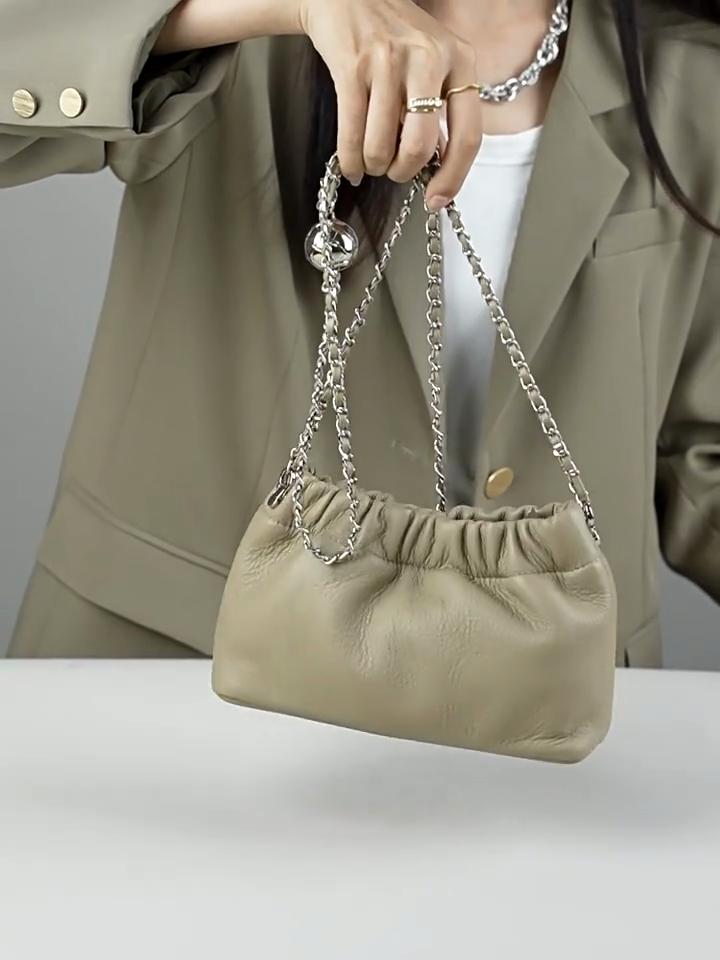 Сумка из натуральной кожи. Популярная сумка 2023 года. Сумка подмышки с цепочкой. Женская плиссированная сумка с облаками. Женская сумка. Сумка через плечо из воловьей кожи на одно плечо. Золотая шариковая цепочка.