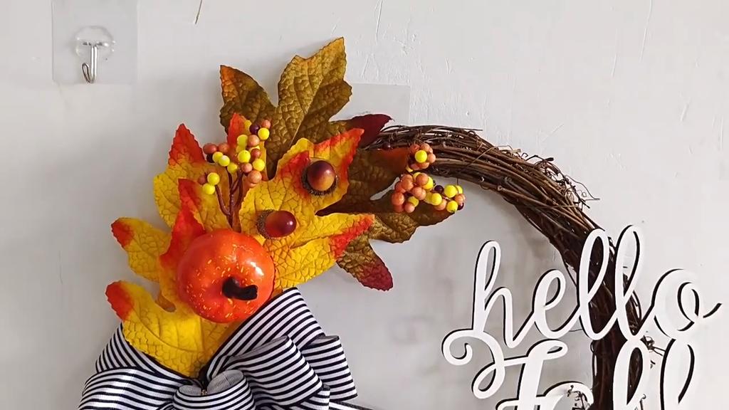 1 Pc HELLO FALL Front Door Hanging Wreath, Harvest Festival Decor Wreath, Pumpkin and Maple Leaves Decor Garland, Decoratibe Flowers Wreath