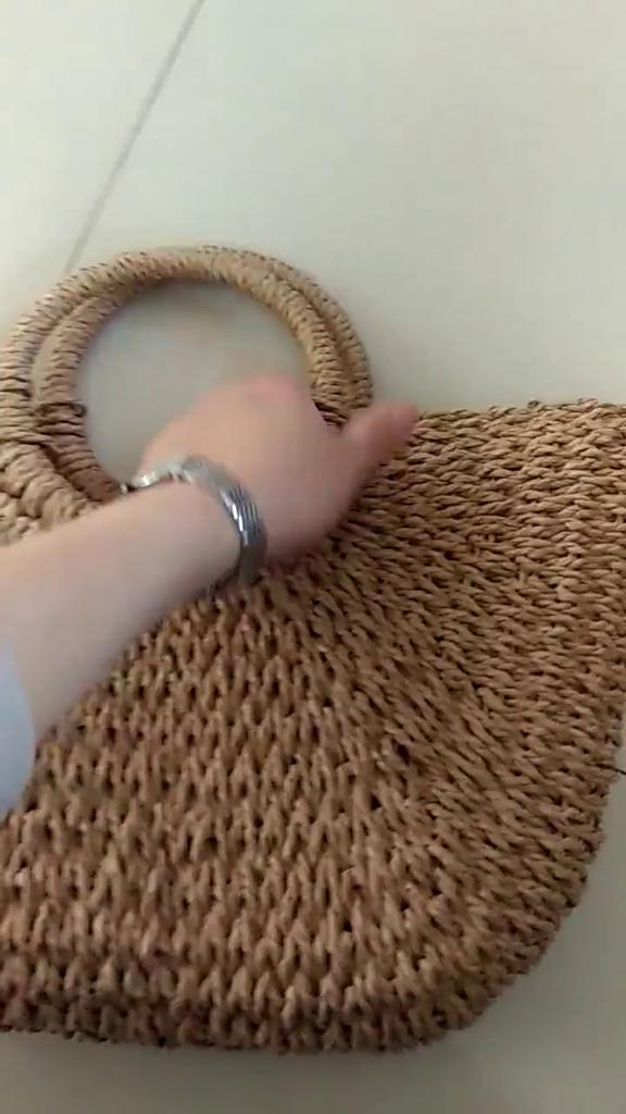 Женская полукруглая сумка из соломы