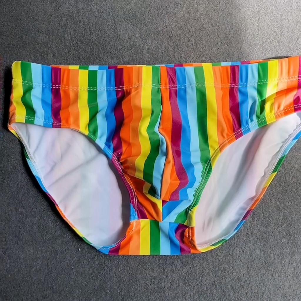 Мужской короткий купальник в полоску из красочного полиэстера с радужной окраской тай-дай в полоску