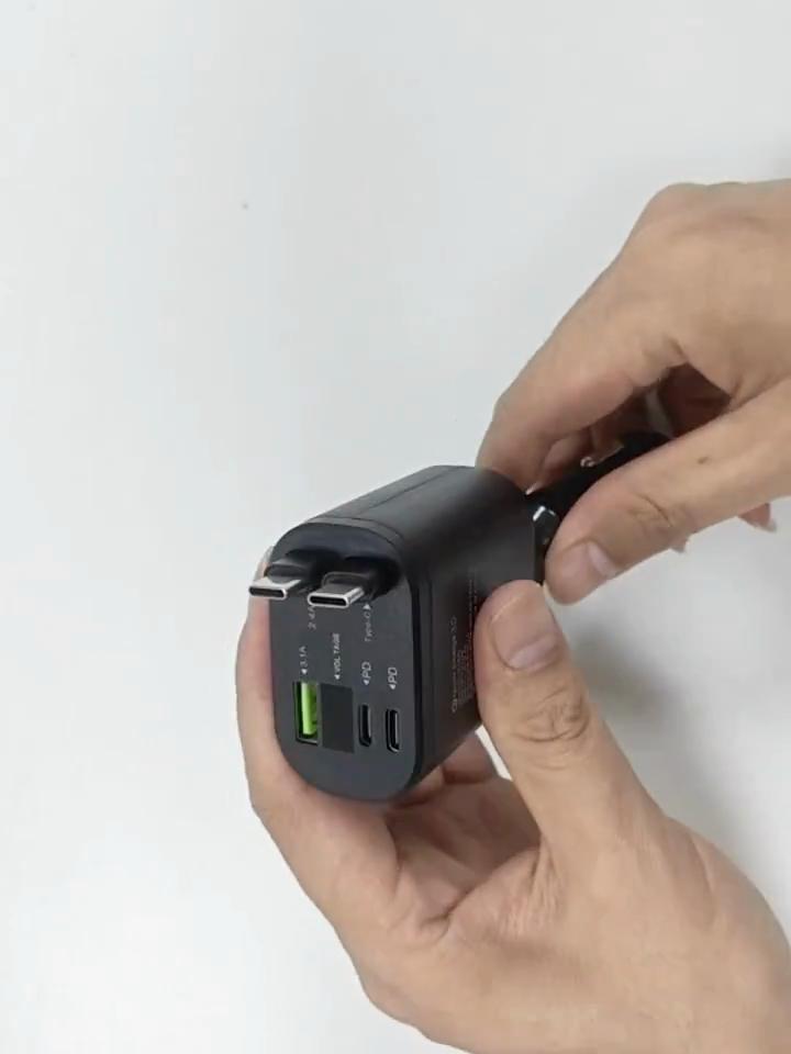 Автомобильное зарядное устройство на 5 портов со светодиодным дисплеем, быстрой зарядкой USB PD, встроенными выдвижными кабелями Type-C для iPhone и Android