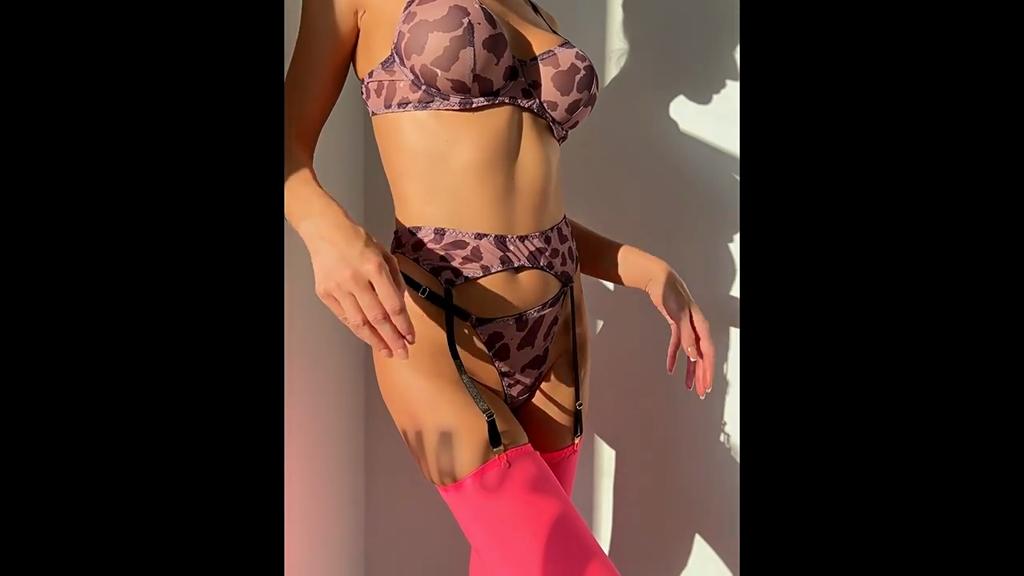 Сексуальное нижнее белье с леопардовым принтом и чулками контрастного цвета