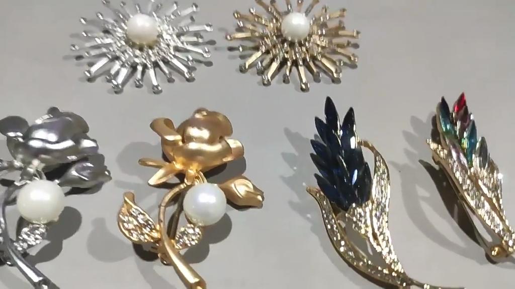 Brooch Women's Accessories Rhinestone Pin Matte Gold Imitation Bead Brooch Korean Version Accessories Shawl Cardigan Silk Scarf Buckle Neckpin