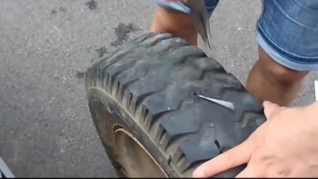 Universal Tire Repair Kit Portable Tire Fix Tool Set with Plugs for Car Motorcycle and Electric Scooter Emergency Roadside Repair Tools