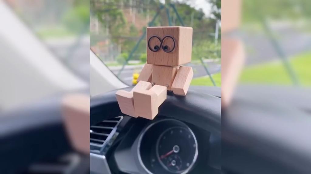 Деревянная декоративная фигурка ручной работы с трясущимися ножками и 12 магнитными выражениями для приборной панели автомобиля или рабочего стола