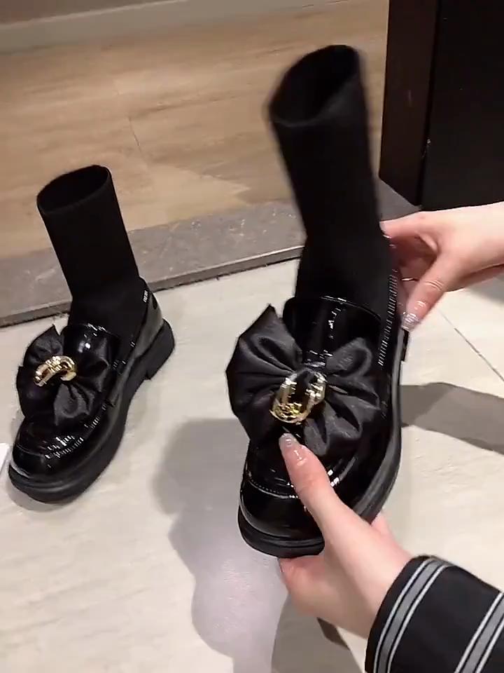 Сапоги-чулки с эластичной резинкой. Мокасины. Маленькая кожаная обувь. Женские лакированные кожаные ботинки средней длины.